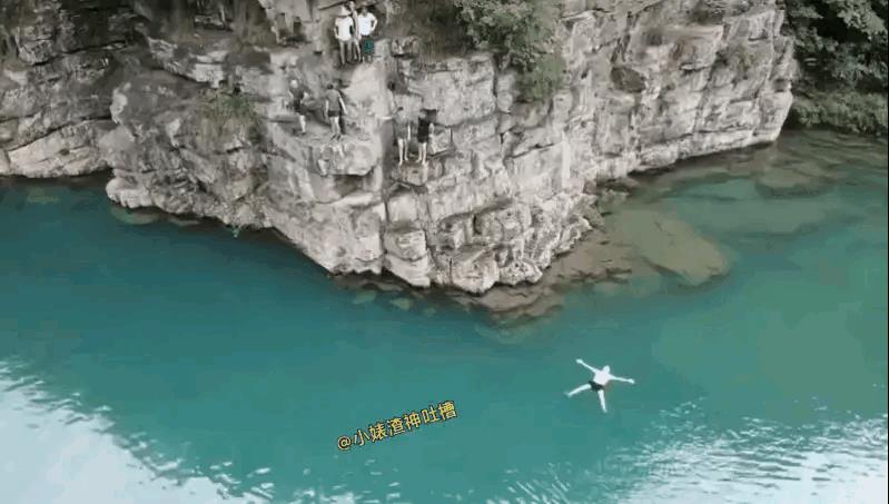 这么多人跳下去是要救人吗？那个已经死直了吧！跳下去救人还有意义吗？