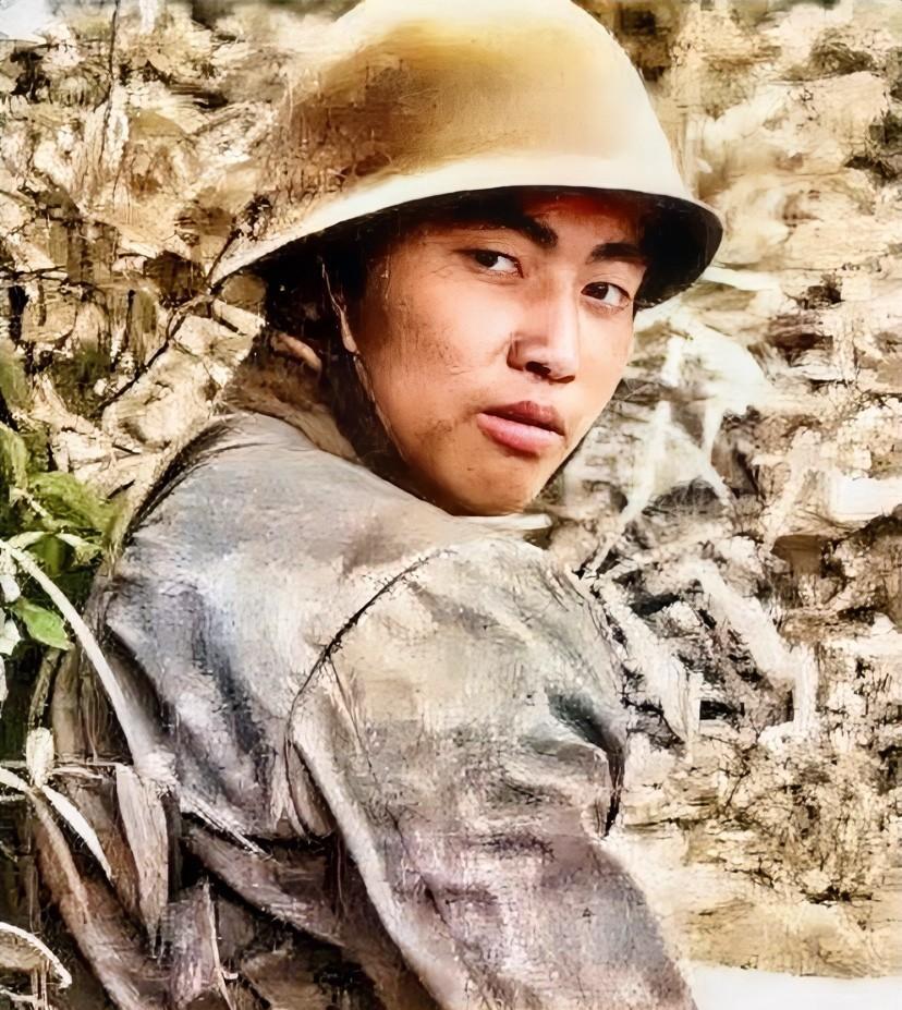 1981年，在老山战役中，宁死不当俘虏的战士汪斌。照片中，他头戴钢盔，身背冲锋枪