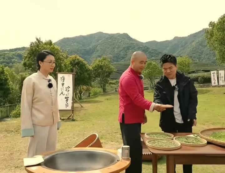 董宇辉莫名其妙被于总内涵也是有原因的
人家于总一年卖好几个亿的高价茶叶
结果