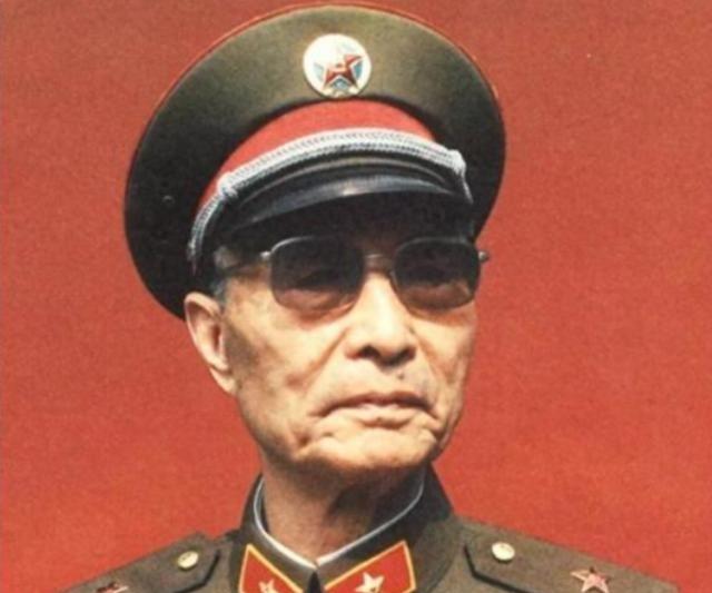 1964年，张爱萍将军到酒泉某基地视察。突然，他发现有10多名背着斜挎包的战士站