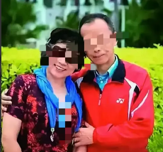 老汤直播间又甩重磅：
1993年老泰迪竟偷偷去过台湾！

这身份咋过去的？背后关