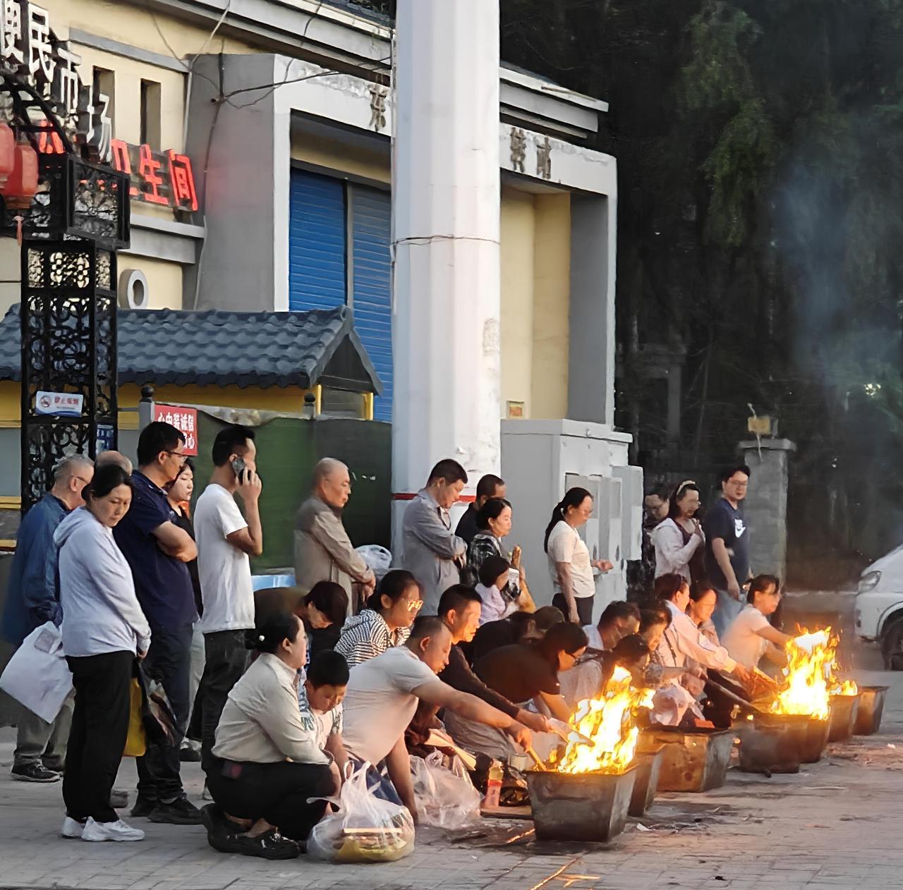 中元节
          一波又一波虔诚的人们，在一团团“纸钱”燃烧的炙热火焰