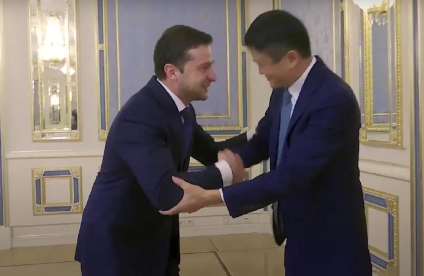 马云老照片，马老板会见乌克兰泽连斯基。

泽连斯基身穿西装，脚穿皮鞋，衣着整齐体