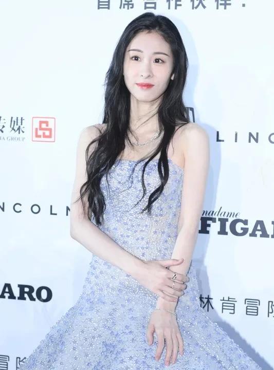 你们说华晨宇都35岁了，
为什么都不愿意跟孩子妈一起过日子呢？
张碧晨论学历，毕