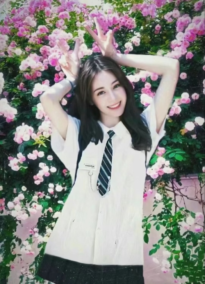 迪丽热巴这张照片让我想起了18年的某组 
也是在花丛边拍的 好浓的初恋味 ​​​