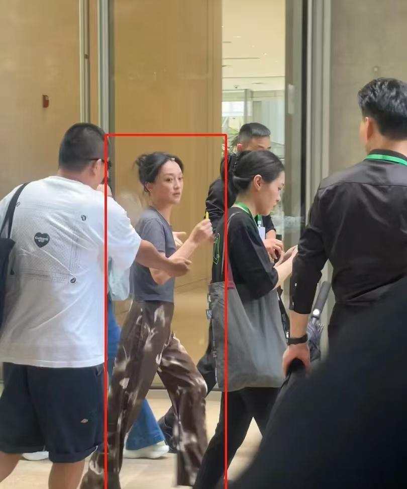 天呐！路人偶遇周迅，生图也太能打了吧！脸超小，皮肤又白又嫩，一点不像四十多的人。