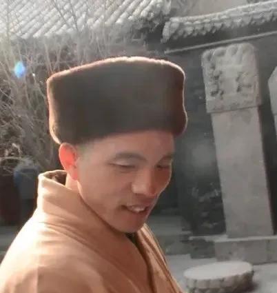 少林寺新住持印乐法师很特别，他特别爱笑，尤其和别人合影时那是发自肺腑地开心！
如