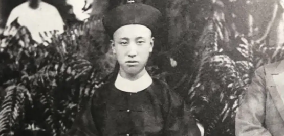 载沣和溥仪，不能说长得一模一样，简直是毫不相干…

载沣虽然相貌不是特别帅，但是