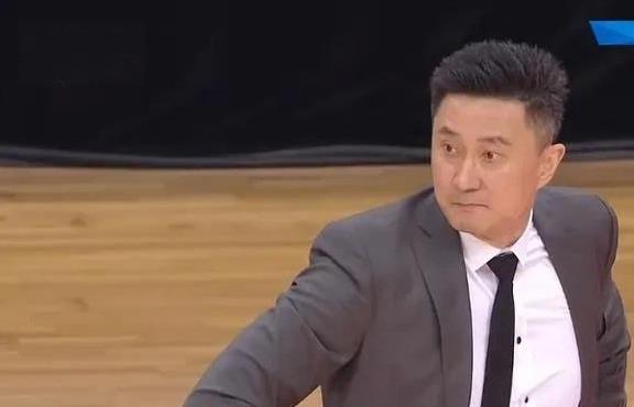 团结杯不团结，广东全运男篮起内讧面对巴西，徐昕不满杜峰指点与予还击，真少见
万万