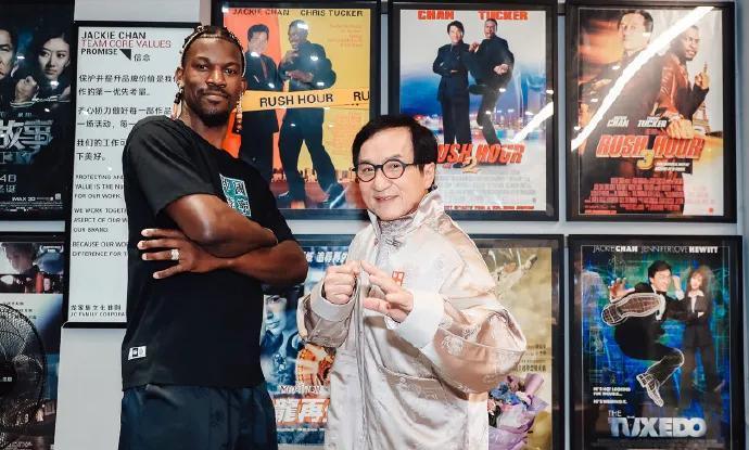 这就是影响力！巴特勒与成龙合影，成龙获写有自己名字的10号勇士球衣。
关注篮球的