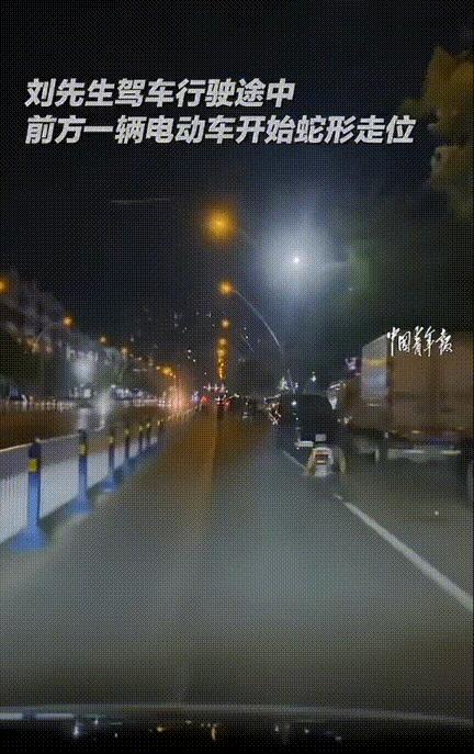 差点解释不清了！安徽阜阳，男子晚上驾车回家，发现前面一大哥骑着电动车在路上七扭八