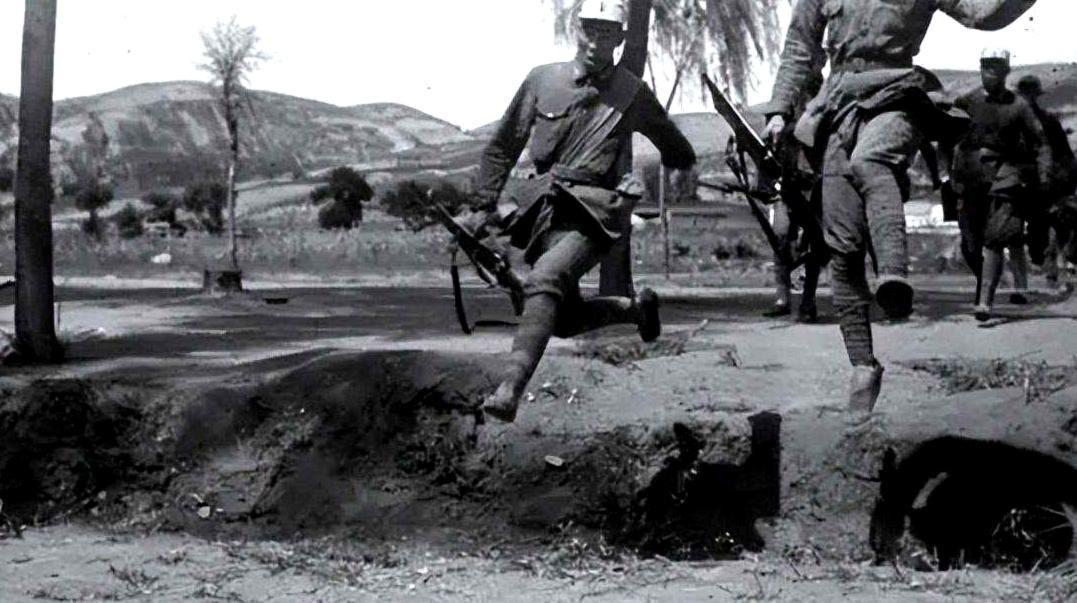 1941年，八路军386旅的一位炊事员在河边挑水时，意外地发现了一些“异常”的脚
