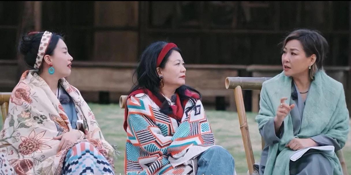 李静提了一个大胆的设想，
自己与李嘉格交换人生剧本，
自己去过李嘉格的人生，
李
