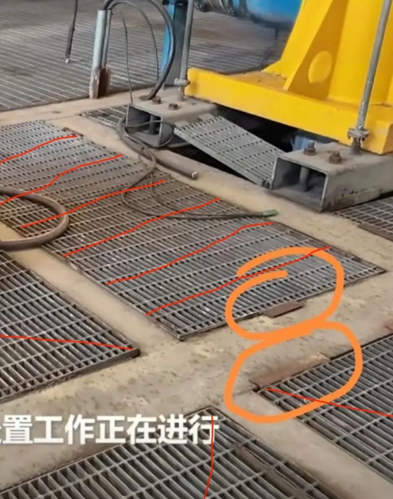 在我们工厂，这种格栅下面都要有20-30公分一个钢筋横梁，一个格栅内至少四五个横