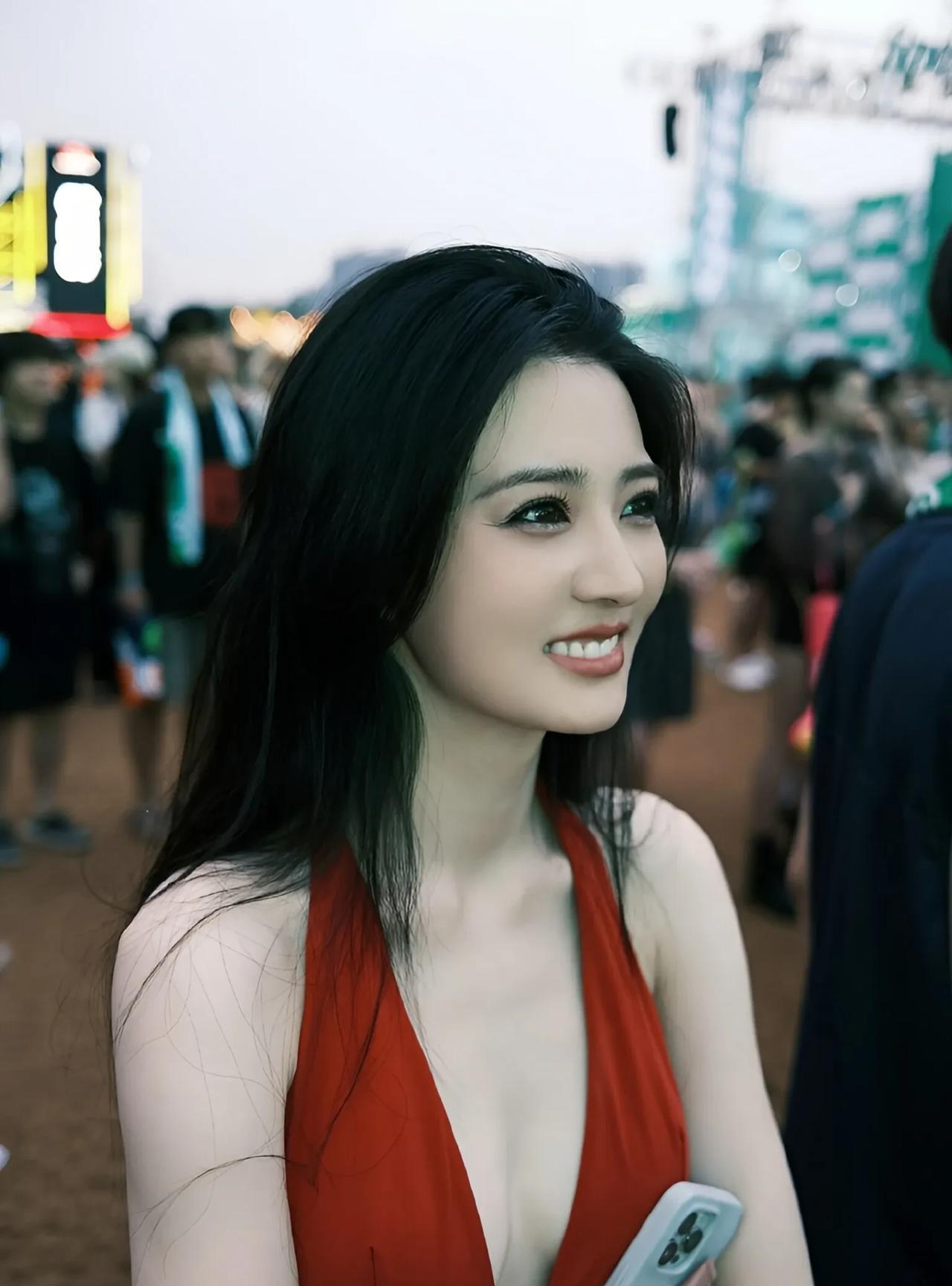 徐璐音乐节惊艳亮相，深V吊带红装娇俏动人