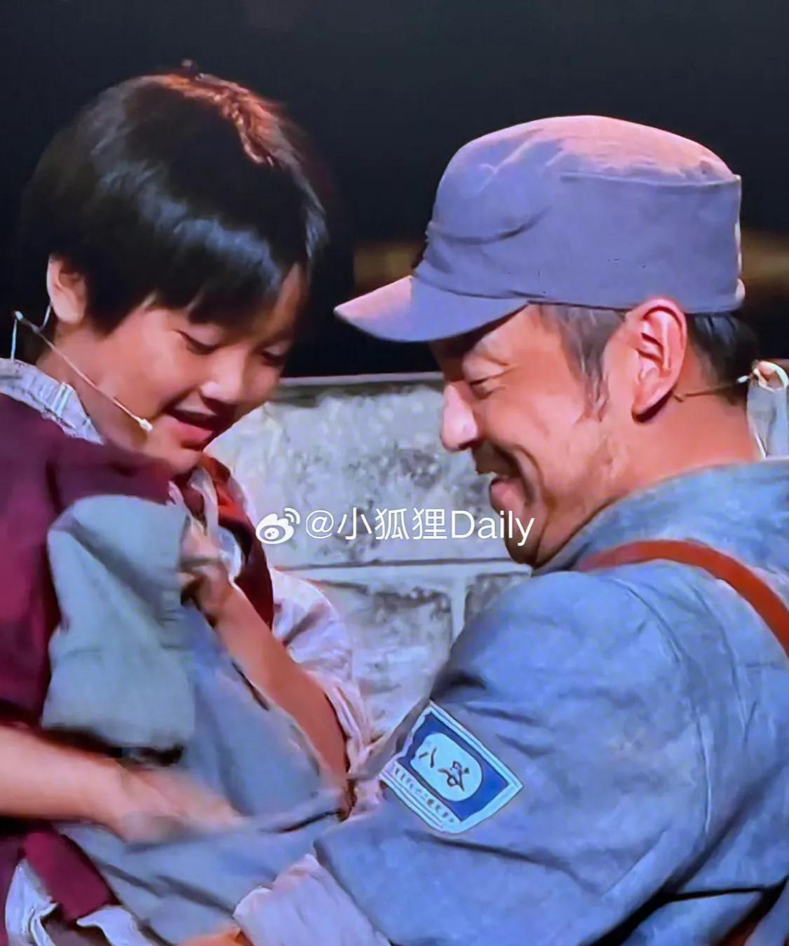 #雷佳音和小栋哲演哭观众｜熟人同框太戳心，演技自然又好哭！
观看演出时正沉浸其中