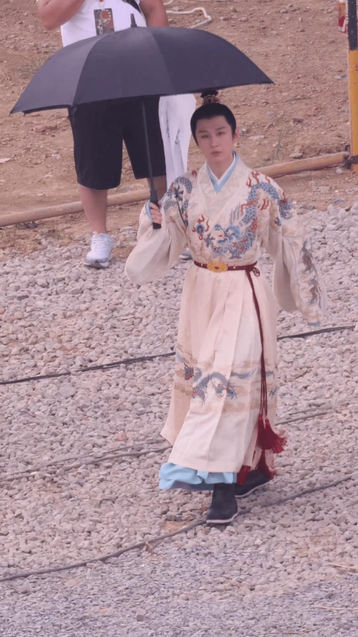 成毅的一组最新路透，
有人说，“穿龙袍也不像太子!”
也有人说，“他演的是东厂的