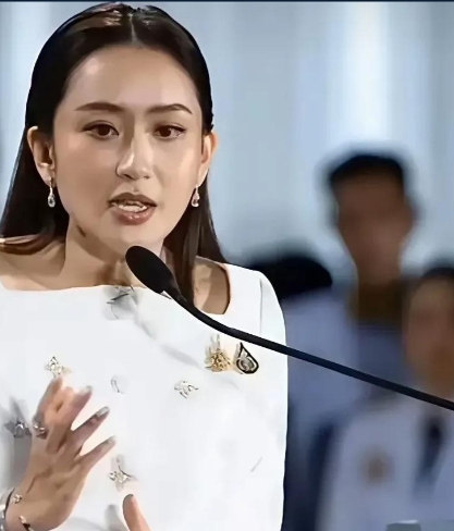 佩通坦是否还能重返总理之位，眼下看来前路相当艰难。
虽然她依然保有文化部长的职位