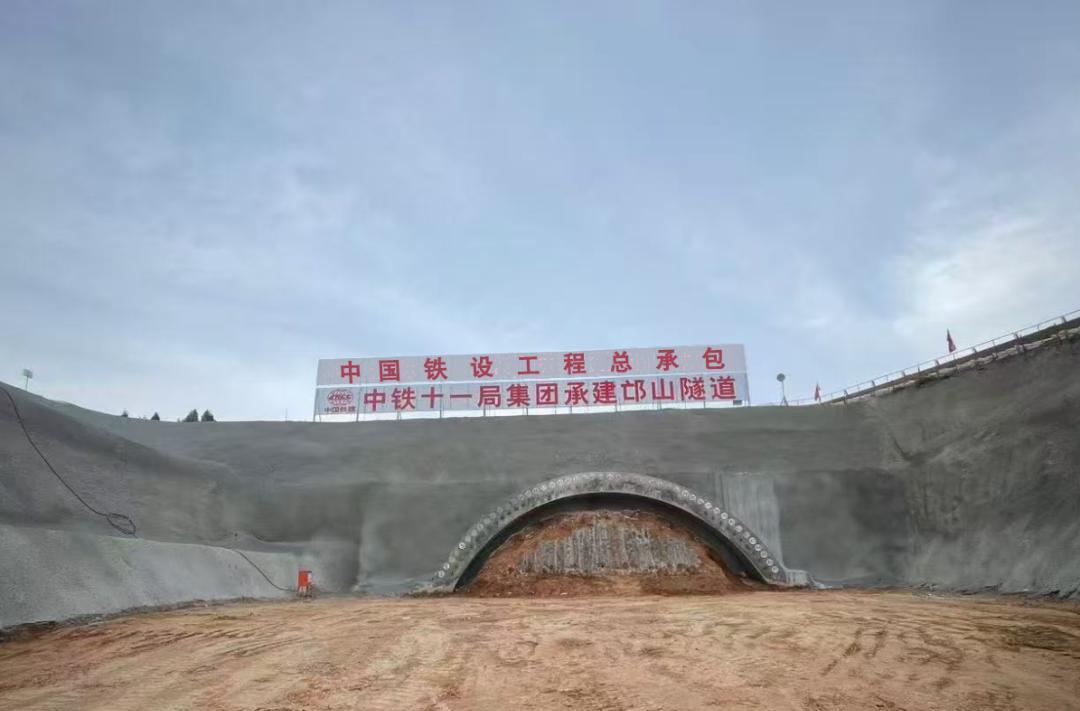 焦平铁路建设迎来新进展
9月22日由中国铁设工程总承包的焦平高速铁路全线控制性工