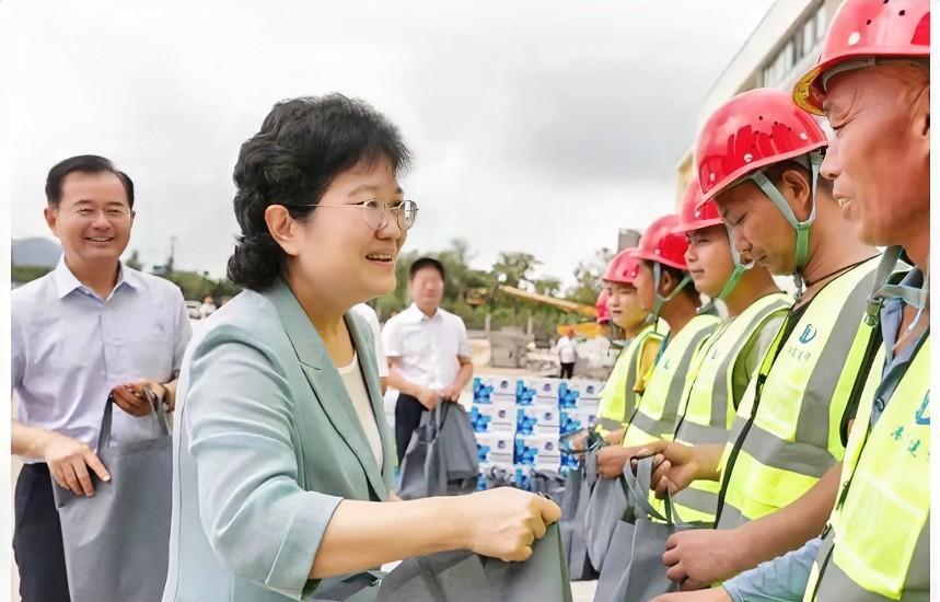 #高看徐州# 7月29日，徐州市委常委、铜山区委书记、徐州高新区党工委书记龚维芳