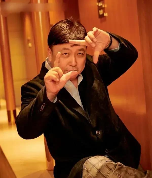 主持人问王晶:“你在片场是暴君还是慈父？”王晶说:“我不是暴君，从来不骂人的。”