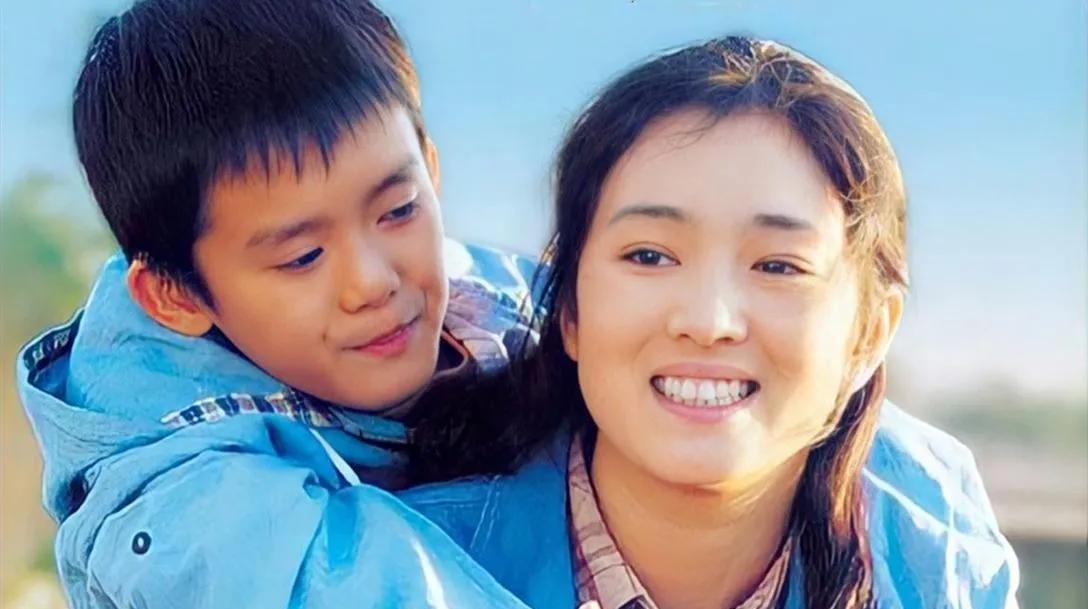 巩俐，大家都叫她“巩皇”，可她背后有些事，知道的人不多。
她家里是书香门第，爸妈