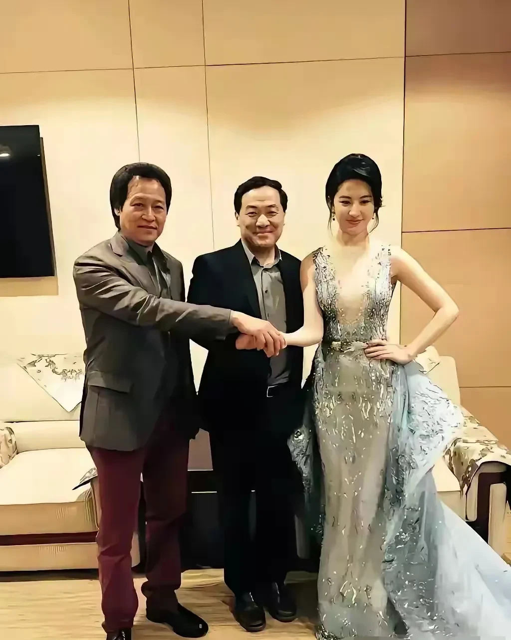 刘亦菲性感着装引猜测











什么？神仙姐姐刘亦菲居然穿得这么性感