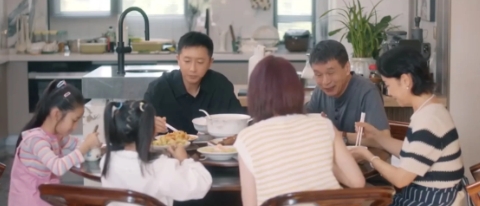 《绽放的许开心》有许多细节证明了三观正，比如在第22集，悠悠（江易轩饰）回家，大