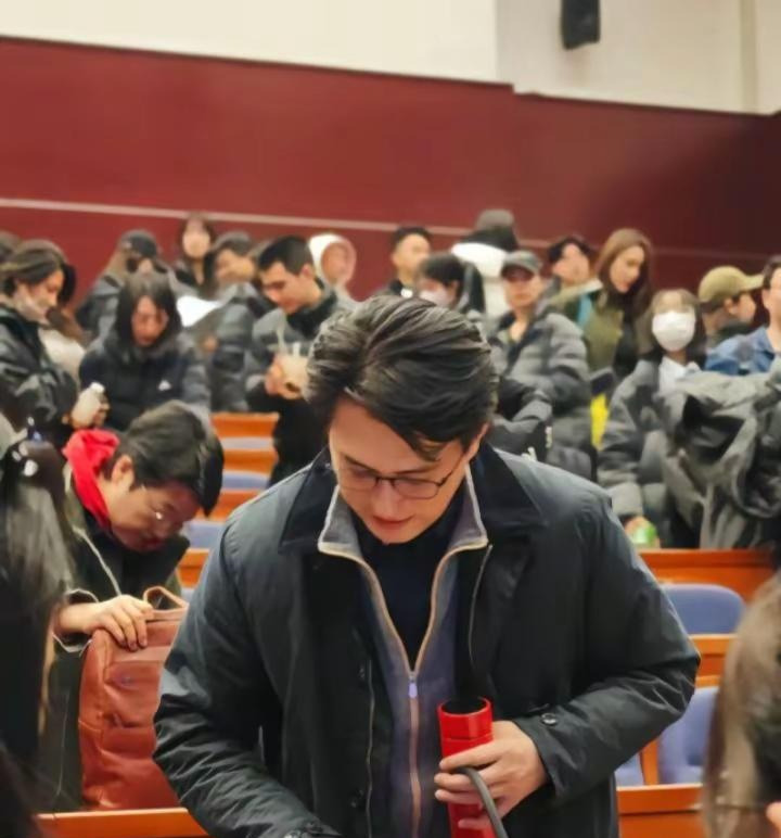 靳东相关资讯











天哪！靳东，你到底是谁？一个谜一样的人物，靳