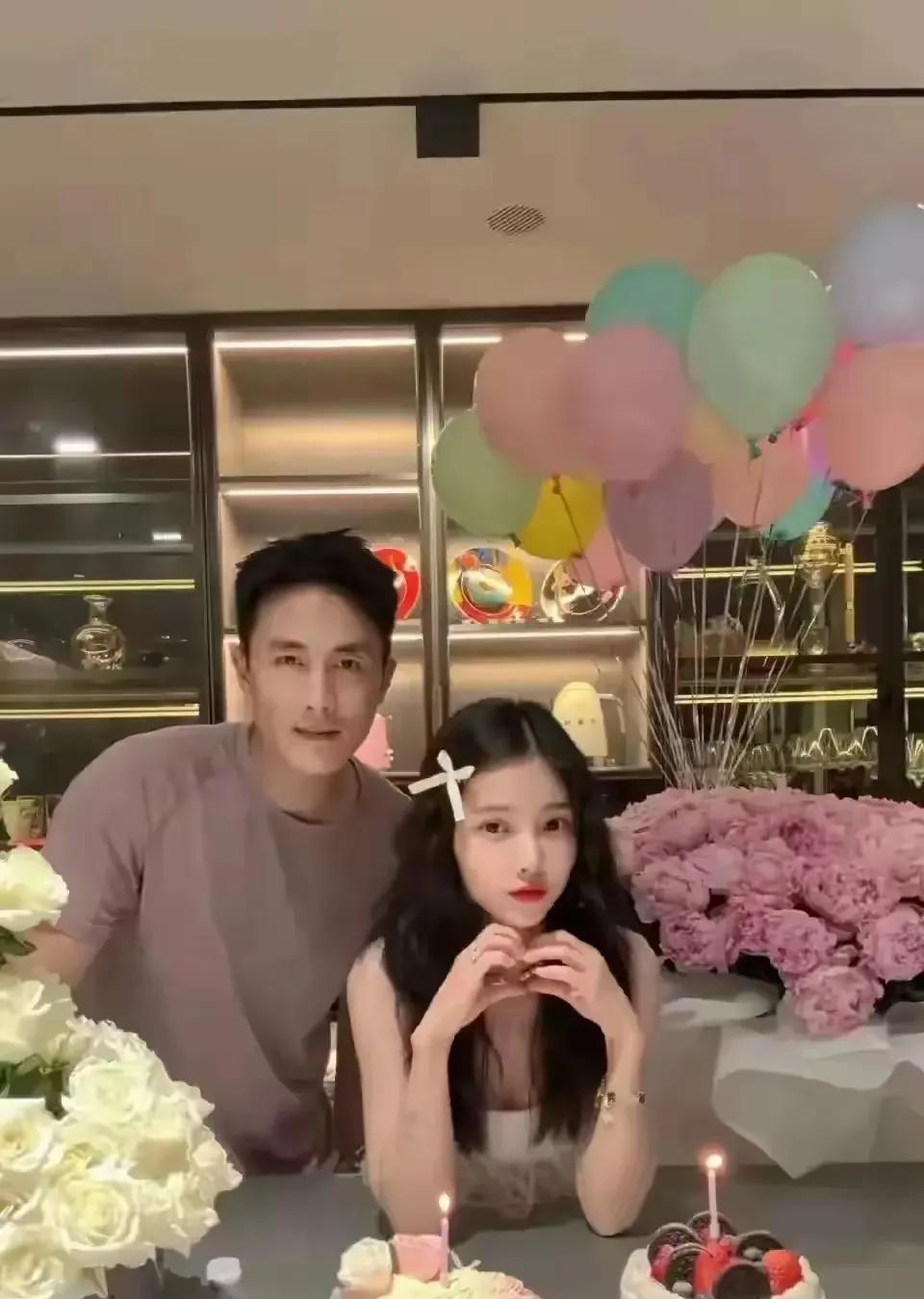 杜淳真是把自己媳妇当成女儿宠了！
也不怪王灿都离过婚了，杜淳这个头婚的还愿意娶她