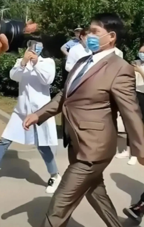 人走时运马走膘！这是对大衣哥朱之文最真实的写照。曾经的他被村里人嘲笑是个一事无成