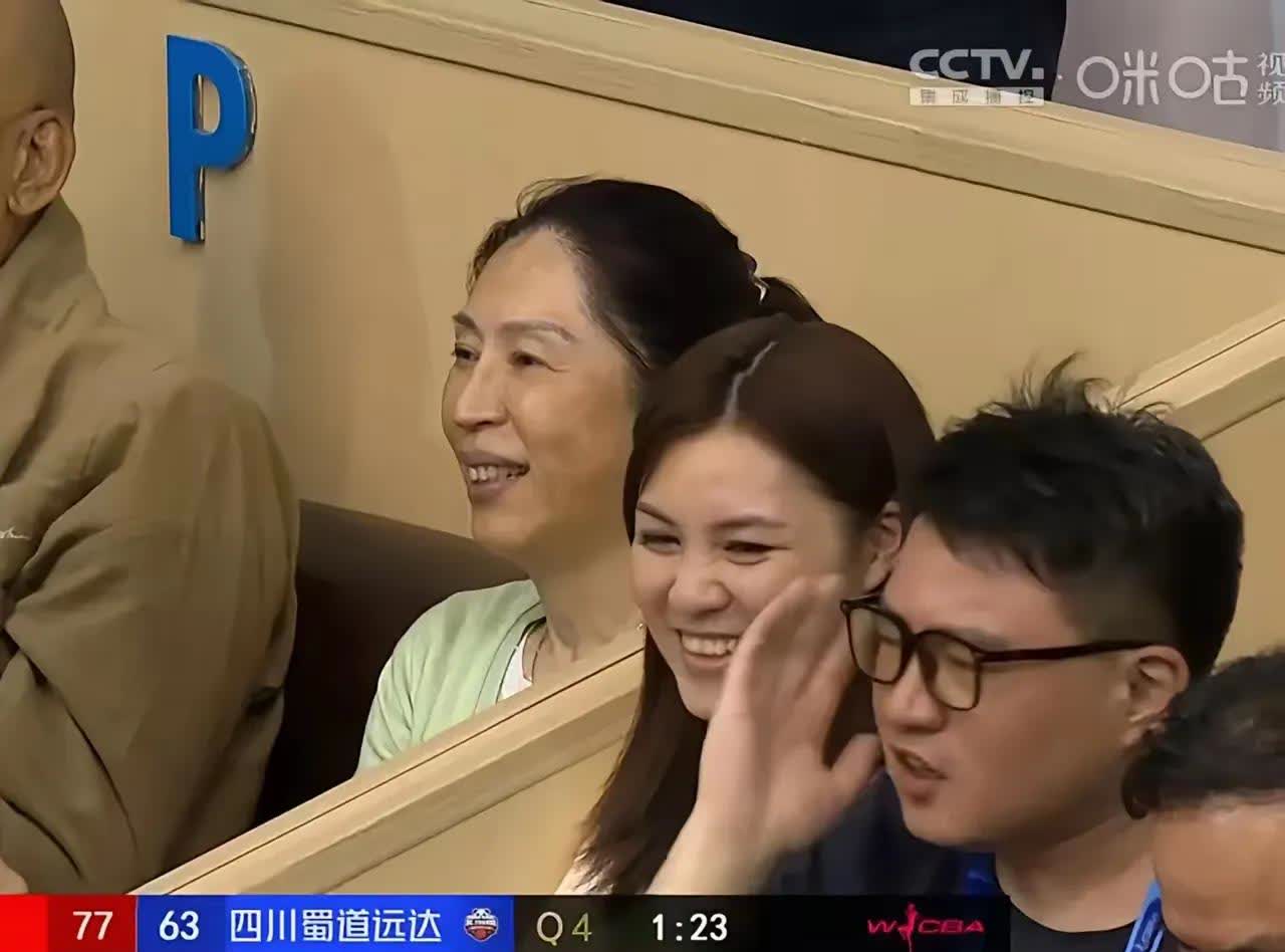 我觉得郑微的笑意味深长，第四场开打之前，郑薇就到东莞女篮去了，既然到了东莞女篮，