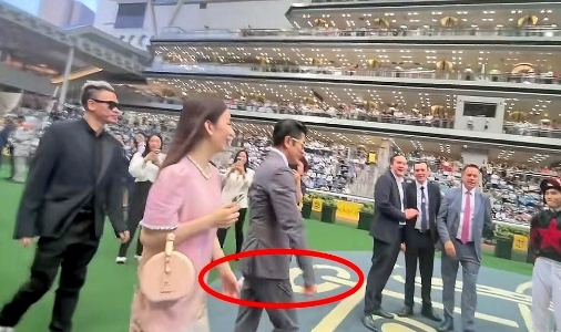 我发现一个事！

方媛是实打实的花瓶！

你看他和郭富城一起出席活动一个细节你就