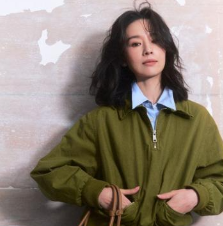 44岁董洁衣品绝了！短外套搭半裙再配乐福鞋，轻松拿捏洋气感，减龄效果一流，仿佛时