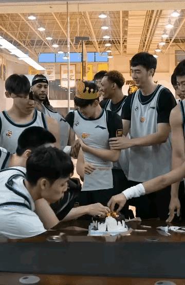 怎么又是你
莫兰德身后偷袭
李文昊脸吃蛋糕
不是说莫兰德莫狗不开心吗？
怎么每个