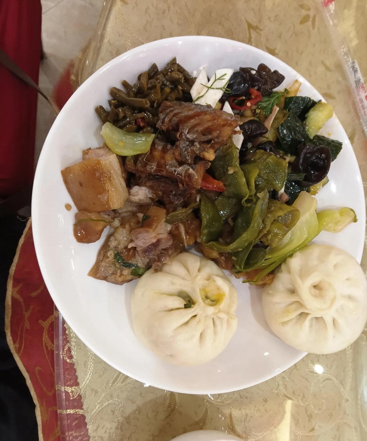 夏天吃豆角，是每个山东人的噩梦。我想说，也是东北人的噩梦。
早晨，李老师就炖了豆