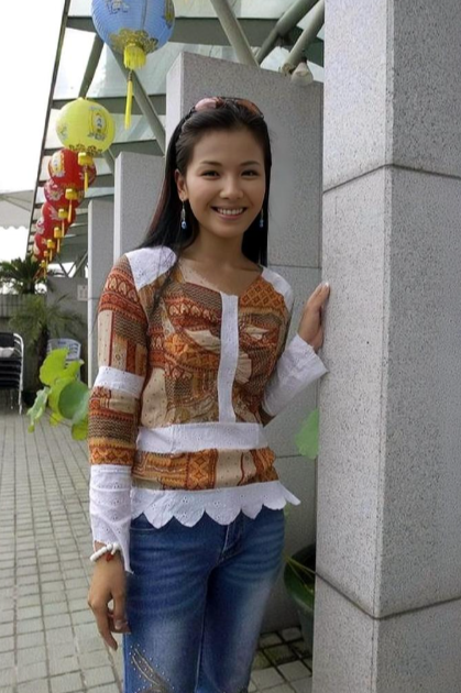 这是刘涛刚出道时的一张留影旧照，拍摄于2000年。彼时她22岁，笑容灿烂，清纯灵