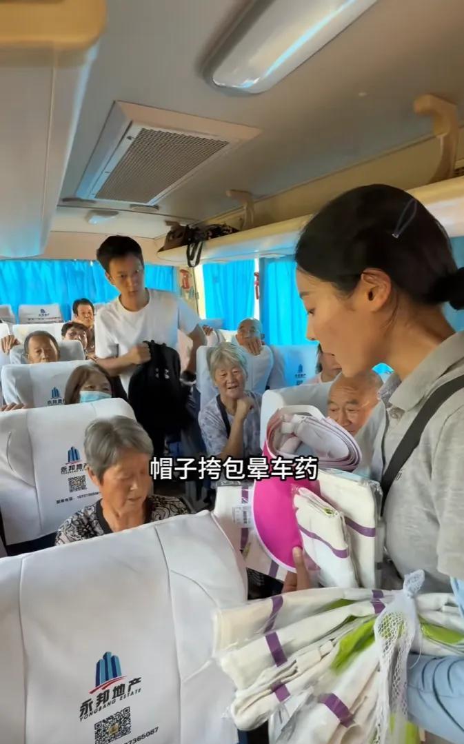 李福贵替 46 位80 岁左右老人家的孩子做了一件他们还没来得及做的事情。就是带