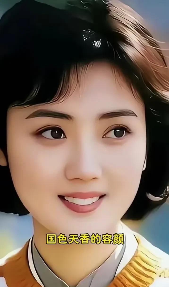 照片中的这位美女，看着好像不是朱琳，比朱琳的颜值高很多，她究竟是谁，你能认出来吗