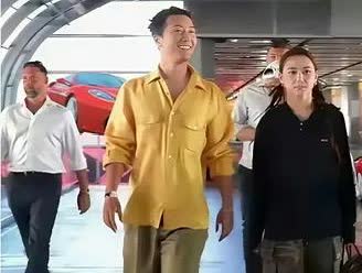 窦骁和何超莲又合体啦。 就是这发型略显油腻。
