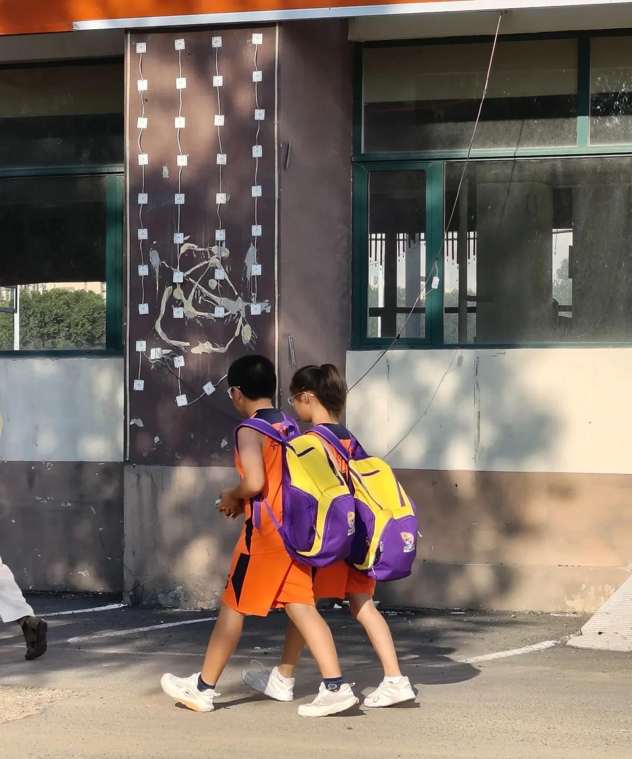 沈阳的小学生背的书包居然这么大…
看到沈阳小学生背那么大的书包，真挺心疼的。现在