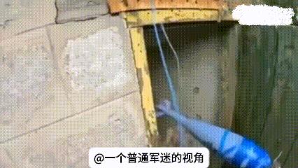 乌军在演练中将120毫米迫击炮弹当作了攻坚武器，这枚迫击炮弹上安装了一个手榴弹的