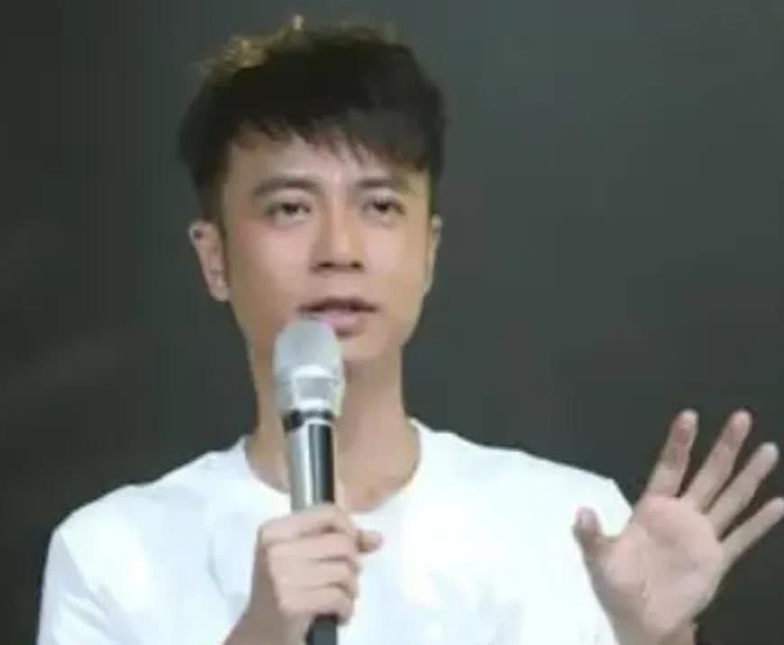 凭什么李克勤不能入选四大天王？
论唱功除了张学友，他不输任何三个吧！甚至能够远