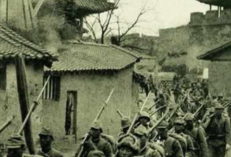 1942年，一女八路从来不洗脚，引起了游击队长甄凤山的警惕。

在1942年的某