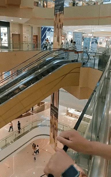 这孩子把电梯当滑滑梯了！
（切勿模仿）