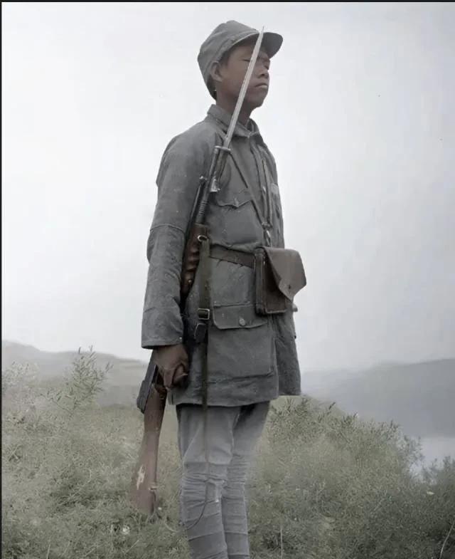 这不是影视剧上演员演的，这是二战时期真实的八路军战士，1942年，一名八路军战士