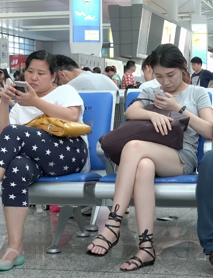 候车室见着的，特想过去搭话，不知咋起头，能夸她穿带星星的裤子很好看吗？
