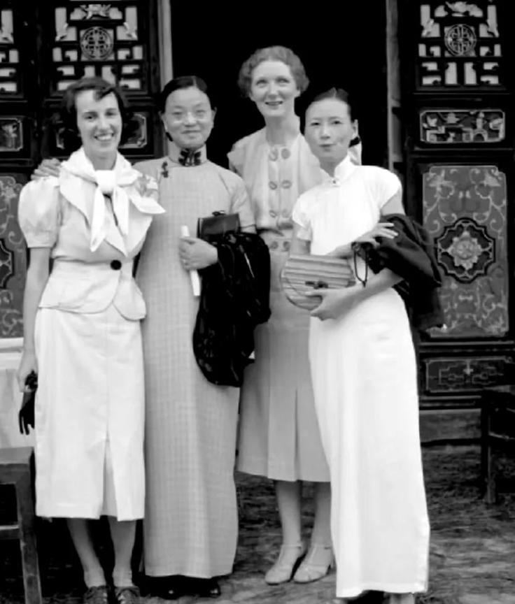 1938年，云南昆明，林徽因与友人的的合影，照片中的她穿着旗袍，端庄而优雅，脸上