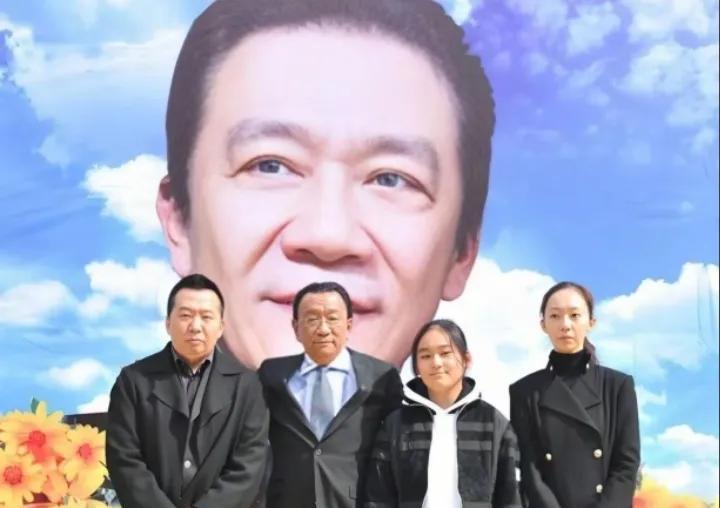 2011年，侯耀文下葬仪式上，侯耀华和侄女达成了和解，相逢一笑泯恩仇