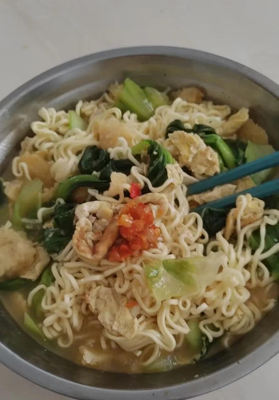 #我的早餐日记#青菜鸡蛋炸猪皮面